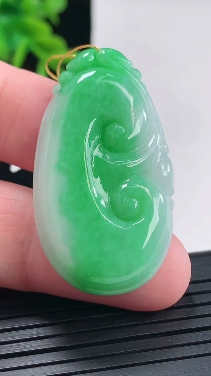 天然A货翡翠如意吊坠，尺寸43-23.5-6重量:13.28g
4月27日