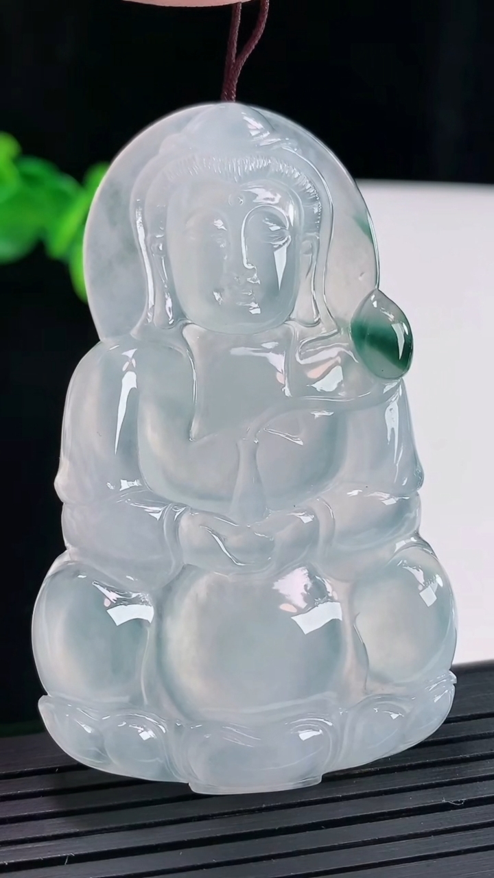 天然A货翡翠种飘花正装观音吊坠，尺寸70.5-43-5重量:32.02g
4月27日