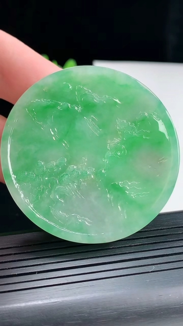 天然A货翡翠山水牌吊坠，尺寸54-5.5重量:35.31g
4月27日