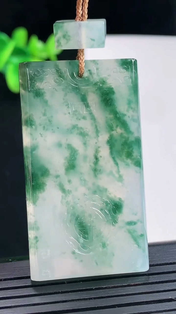 天然A货翡翠种飘花仿古无事牌吊坠，尺寸50-28-5.5重量:26.95g
4月27日