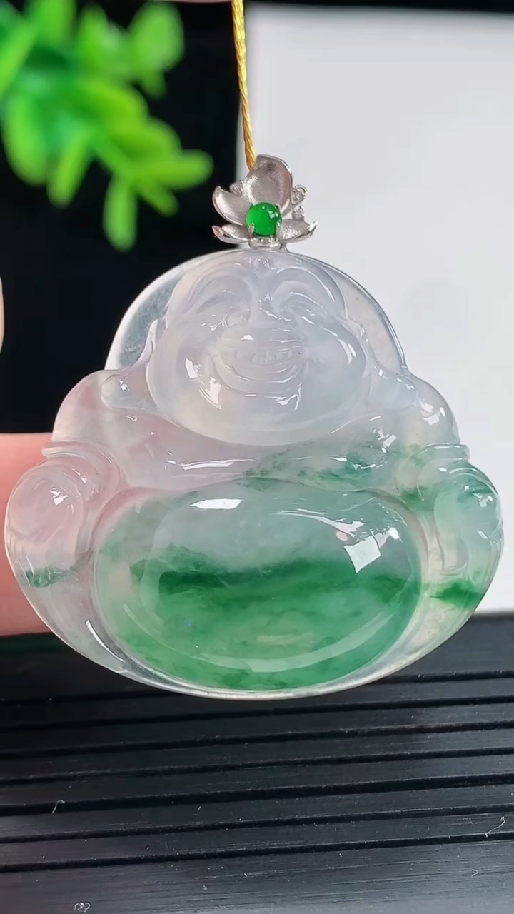 天然A货翡翠种飘花佛公吊坠，尺寸31.5-35.5-6.3重量:11.00g
4月27日