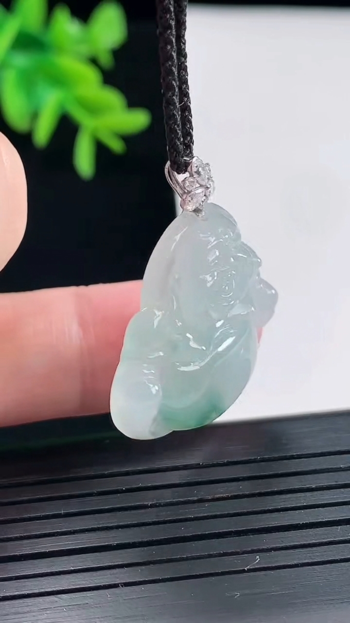 天然A货翡翠种飘花佛公吊坠，尺寸24.5-28-6重量:6.67g
4月27日