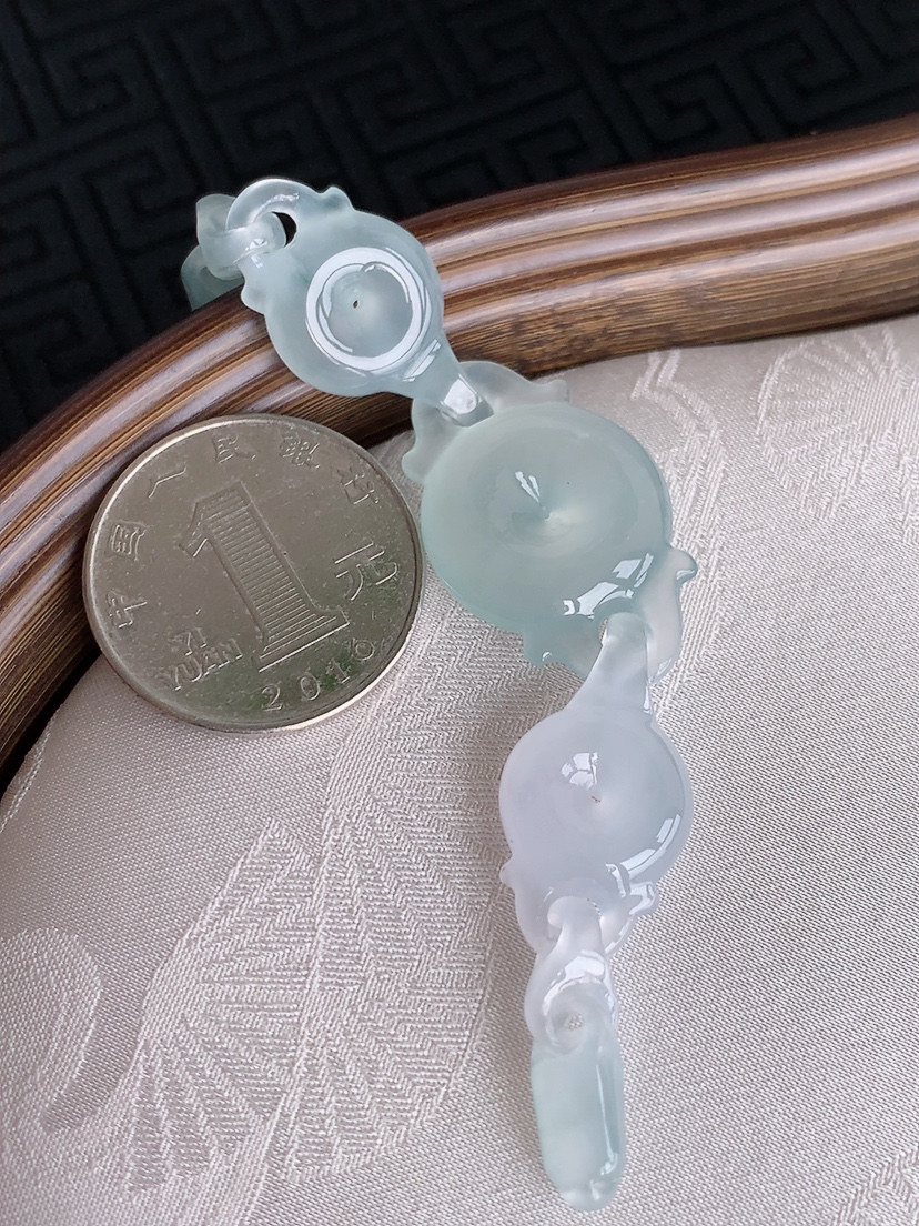 天然A货翡翠白冰白月光平安扣手链 
尺寸18.5-5.8mm 重量12.56g 0426