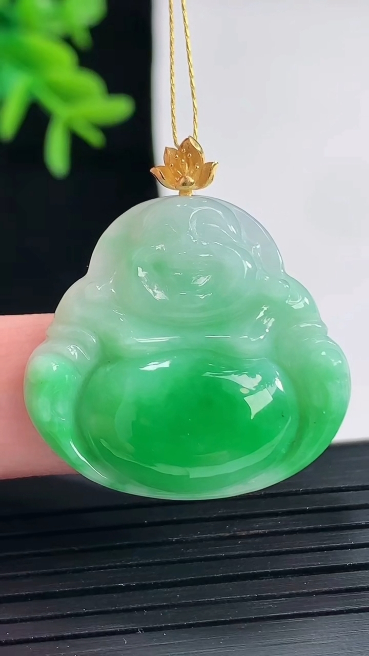 天然A货翡翠佛公吊坠，尺寸27.5-29-4.8重量:6.32g
4月27日