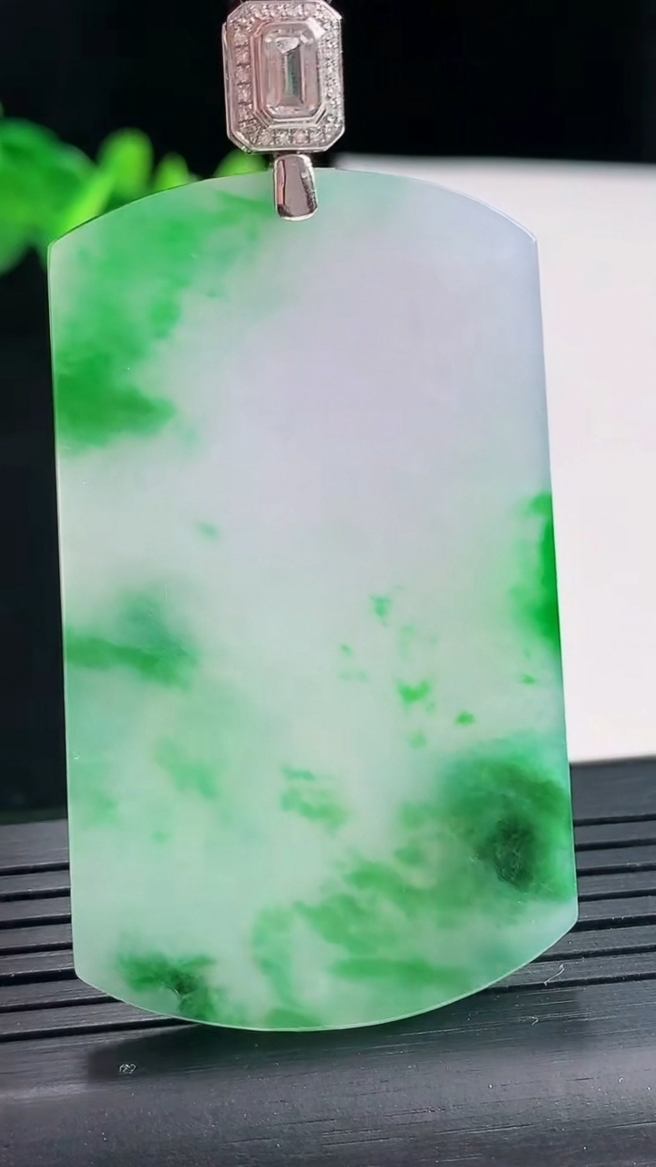 天然A货翡翠无事牌吊坠，尺寸55-33-3.6重量:21.57g
4月27日