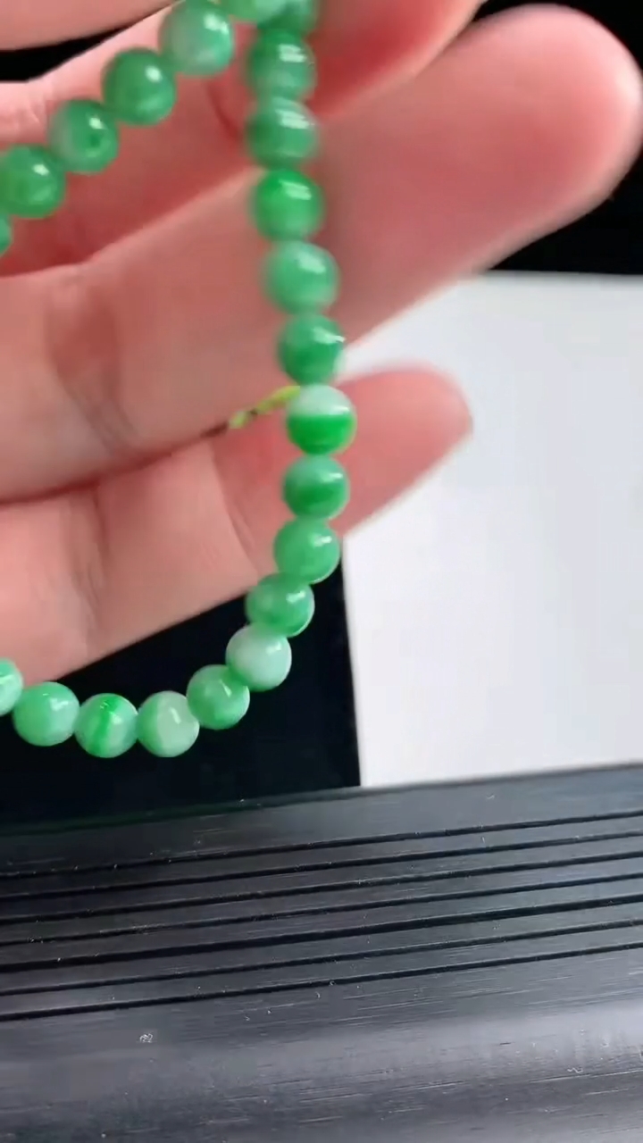 天然A货翡翠圆珠手串，尺寸5-36颗重量:10.48g4月27日
工厂直销收藏佳品,种好水足，色泽均匀，有种有色，上手高大气！