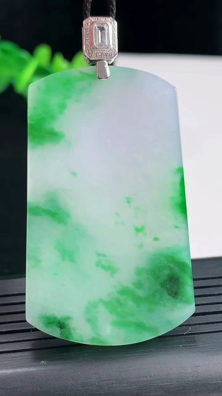 天然A货翡翠无事牌吊坠，尺寸55-33-3.6重量:21.57g
4月27日