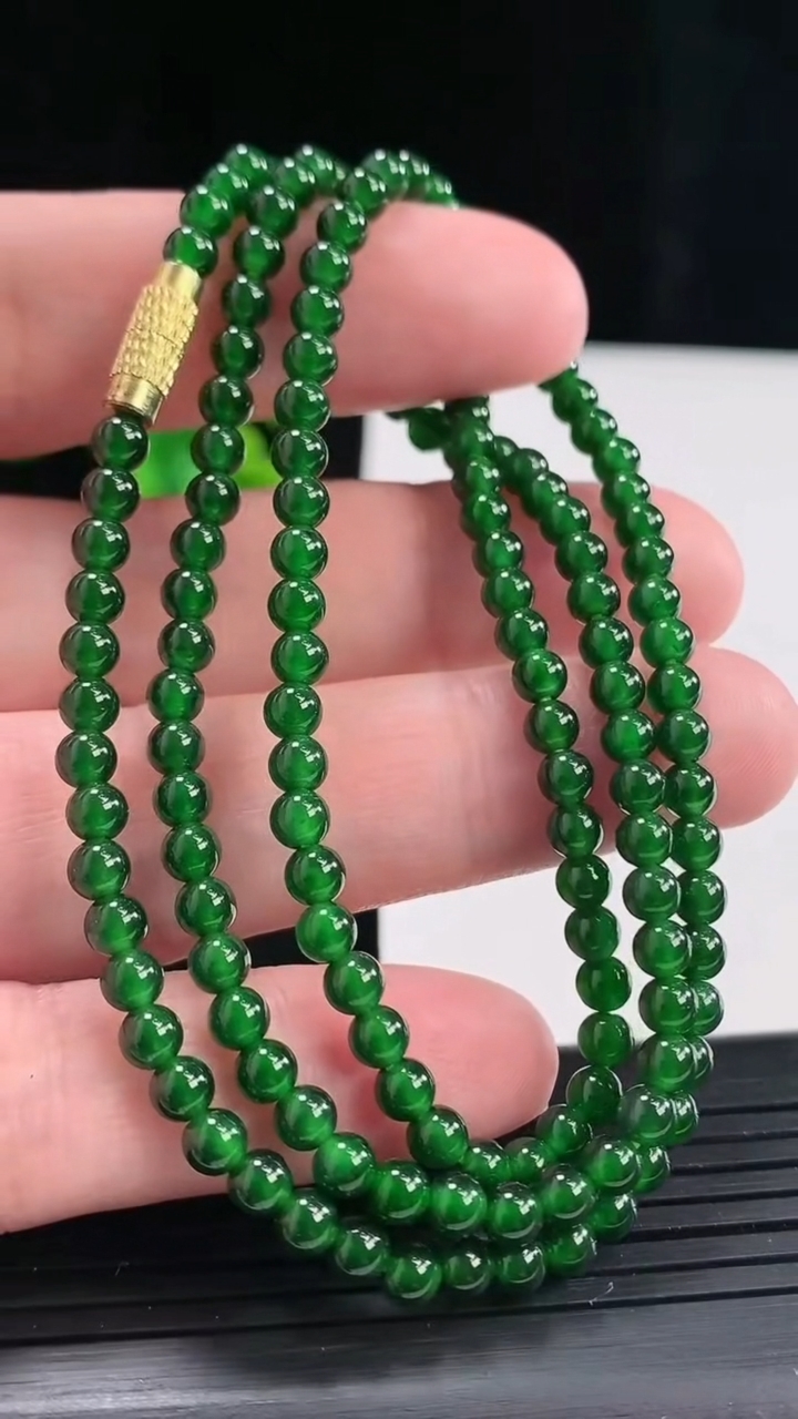 天然A货翡翠圆珠项链，尺寸4-150颗重量:16.06g4月27日
工厂直销收藏佳品,种好水足，色泽均匀，有种有色，上手高大气！