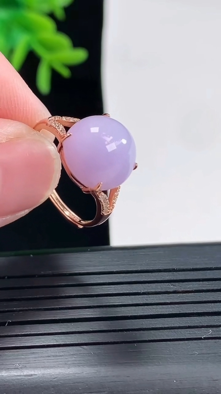 天然A货翡翠925银紫罗兰蛋面戒指，尺寸12-11-7.5重量:2.76g2026年4月27日
工厂直销收藏佳品,种好水足，色泽均匀，有种有色，上手高大气！