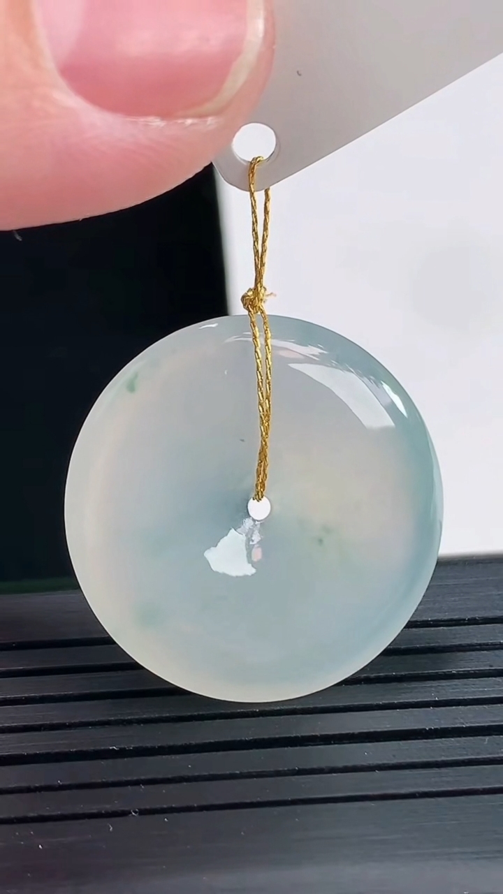 天然A货翡翠冰种飘花平安扣吊坠，尺寸26.6-4.5重量:6.50g
4月27日