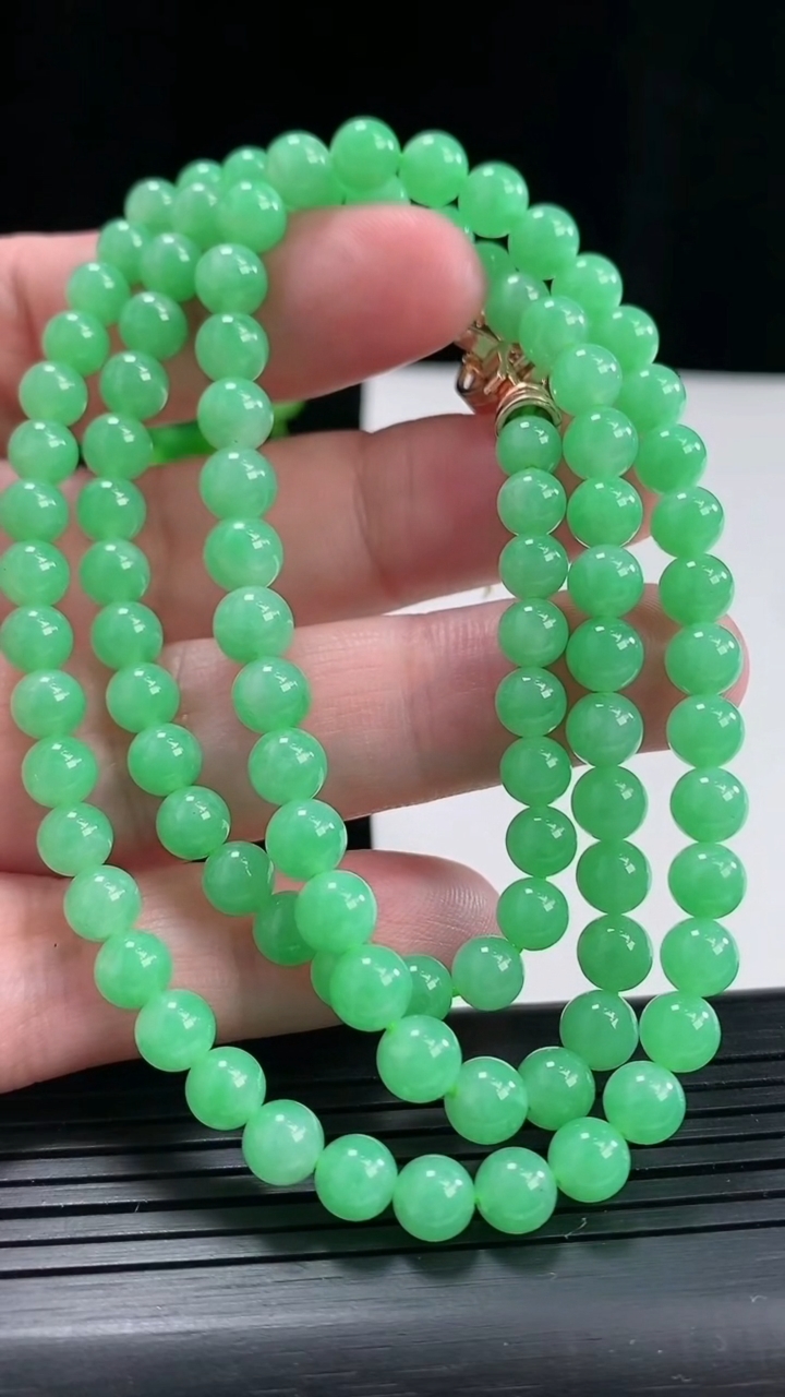 天然A货翡翠圆珠项链，尺寸6.5-100颗重量:37.20g
4月27日