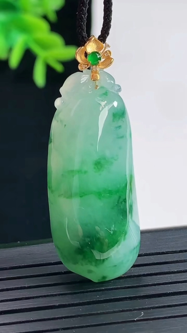 天然A货翡翠福瓜吊坠，尺寸39-16-9.6重量:10.95g
4月27日