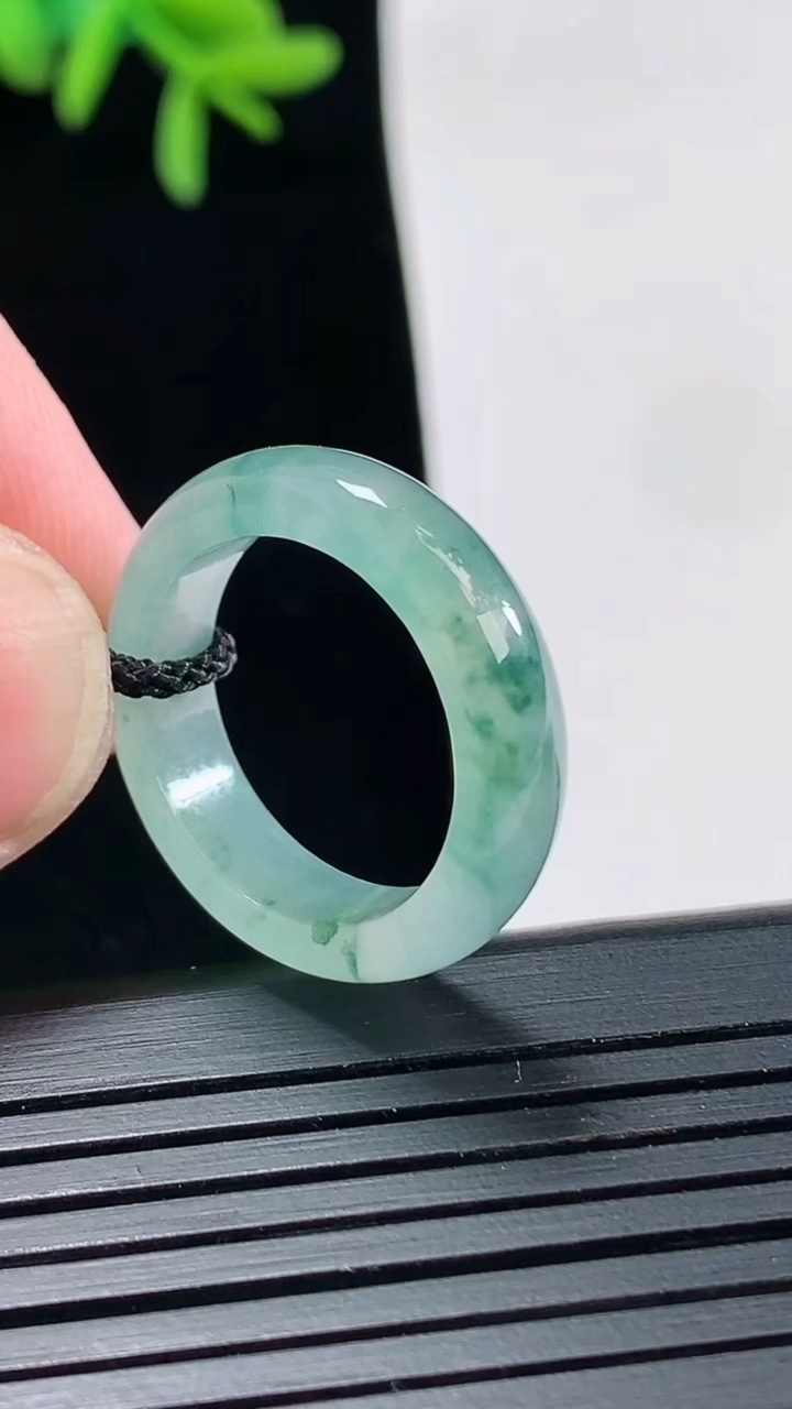 天然A货翡翠冰种飘花玉指环 戒指，尺寸17-5.2-3重量:3.24g2026年4月27日
工厂直销