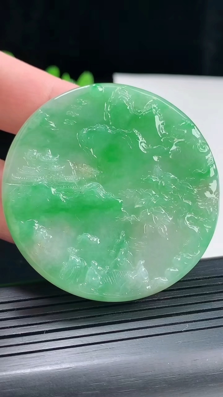 天然A货翡翠山水牌吊坠，尺寸54-5.5重量:35.31g
4月27日