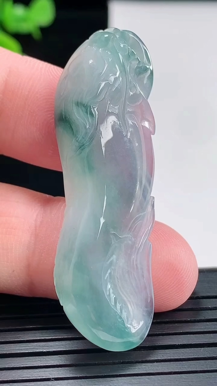 天然A货翡翠飘花龙头鱼吊坠，尺寸51-16-6重量:9.18g
4月27日