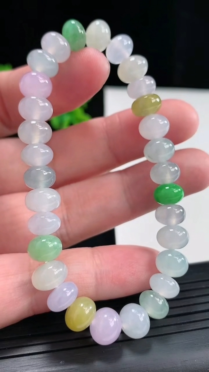 天然A货翡翠三彩算盘珠手串，尺寸8.6-6重量:24.18g4月27日
工厂直销收藏佳品,种好水足，色泽均匀，有种有色，上手高大气！