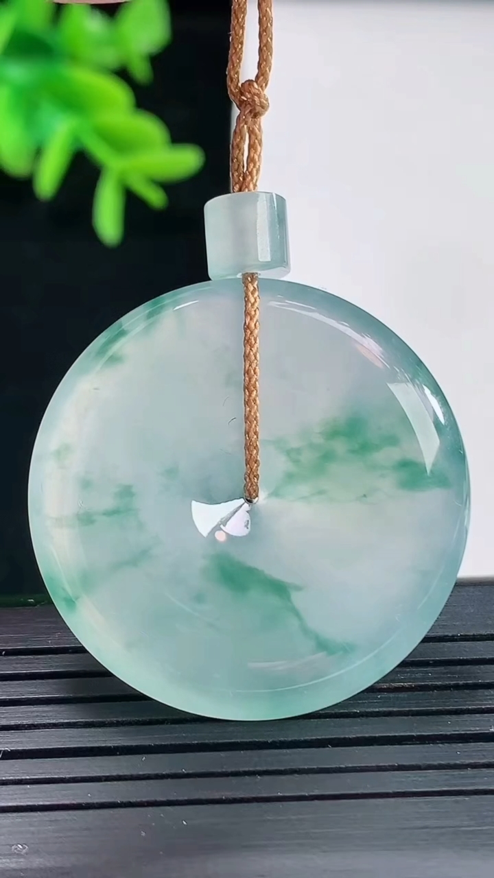 天然A货翡翠种飘花平安扣吊坠，尺寸34-5.8重量:14.40g
4月27日