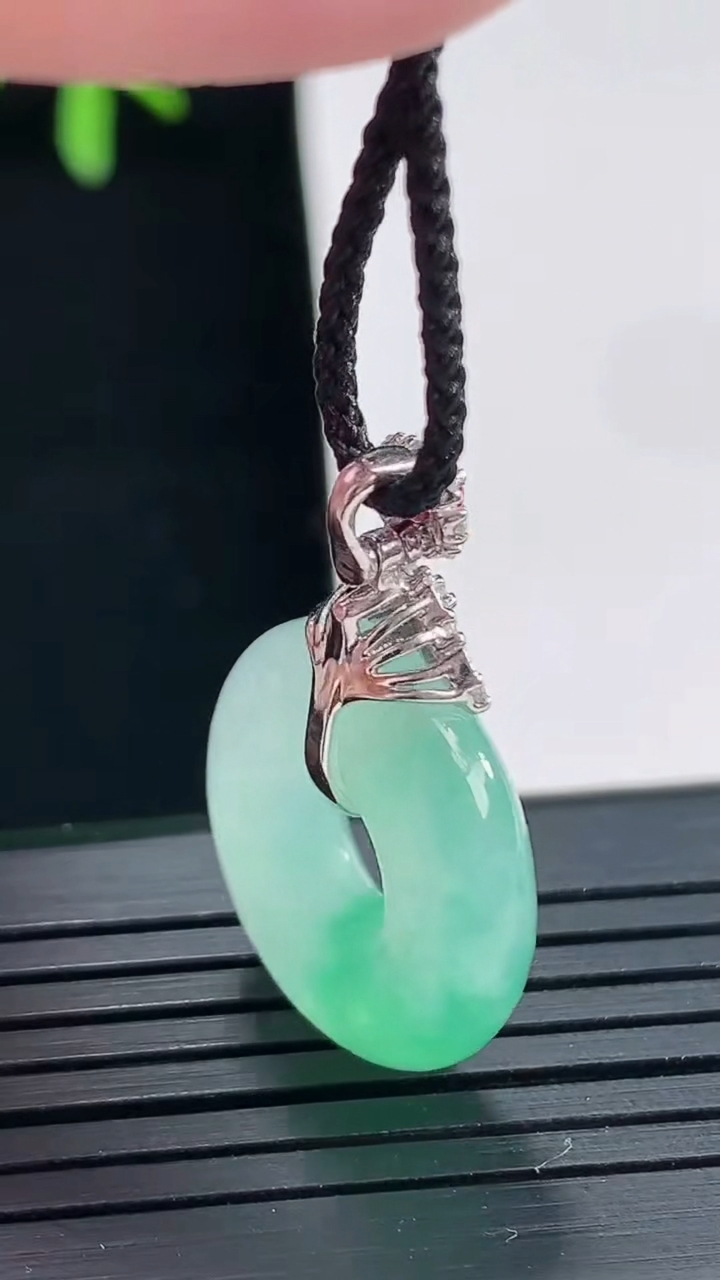 天然A货翡翠平安环吊坠，尺寸19-5.3重量:5.02g
4月27日