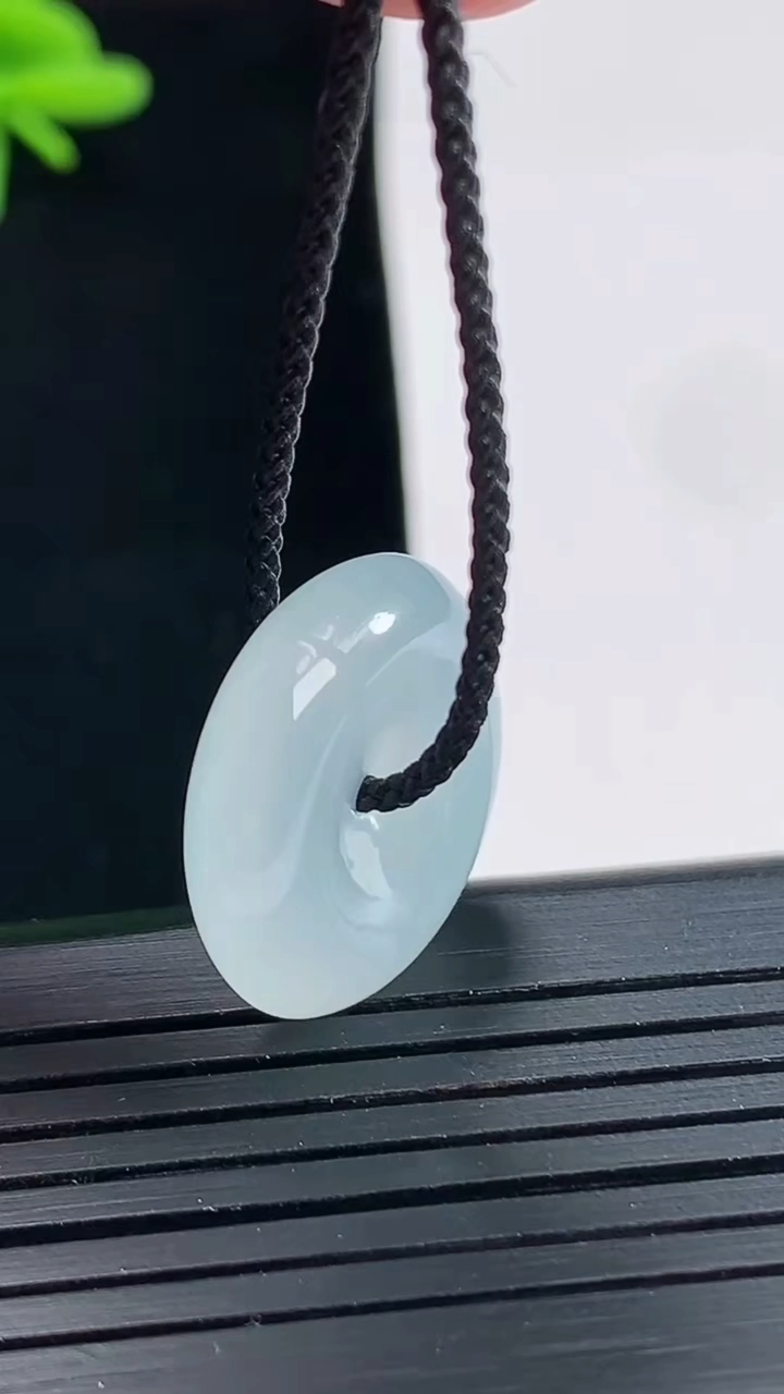 天然A货翡翠平安扣吊坠，尺寸20-5.5重量:4.59g
4月27日