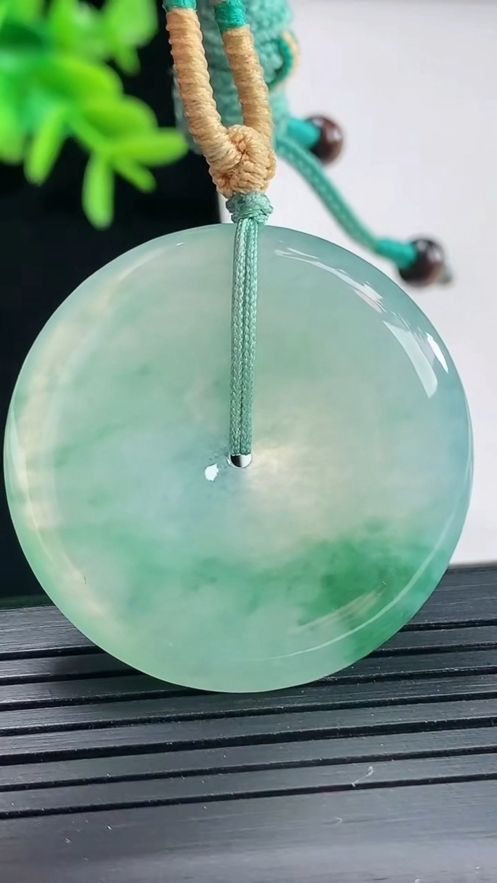 天然A货翡翠种飘花平安扣吊坠，尺寸36-5.6重量:17.55g
4月27日