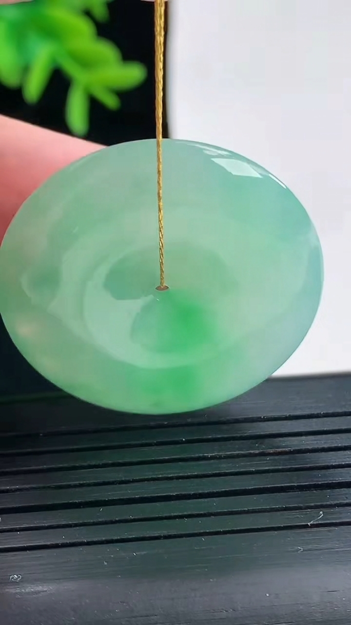 天然A货翡翠平安扣吊坠，尺寸32.6-6重量:13.49g
4月27日