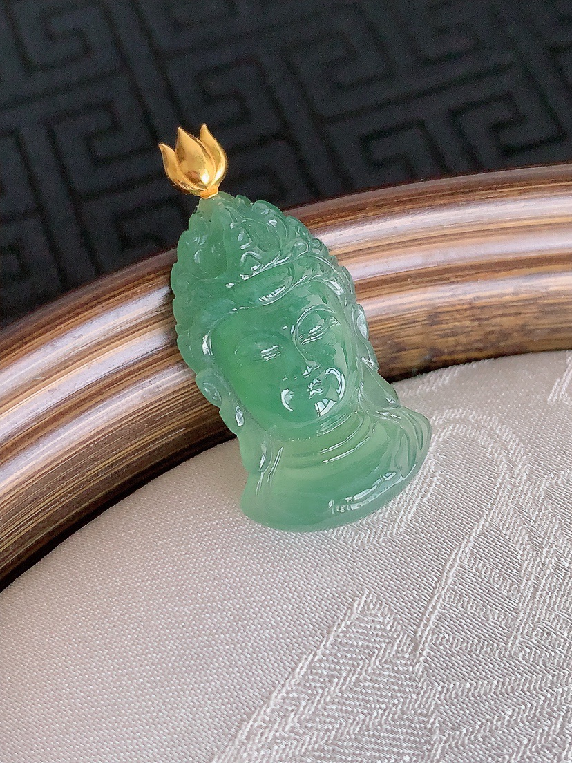 天然A货翡翠18K金扣头晴底观音头吊坠 
尺寸30.8-24.8-14-5mm 重量3.00g 04