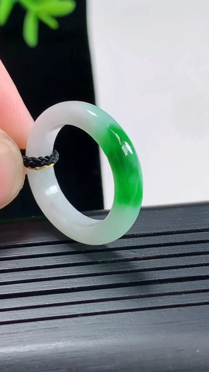 天然A货翡翠玉指环 戒指，尺寸16.3-4.2-3.2重量:2.83g2026年4月27日
工厂直销
