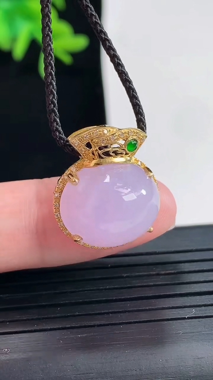 天然A货翡翠18k金紫罗兰蛋面 福袋吊坠，尺寸19-17-9.5，裸石13-15重量:4.31g
4月27日