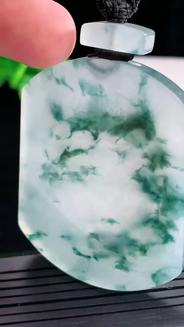 天然A货翡翠种飘花无事牌吊坠，尺寸55.5-44-6重量:48.14g
4月27日