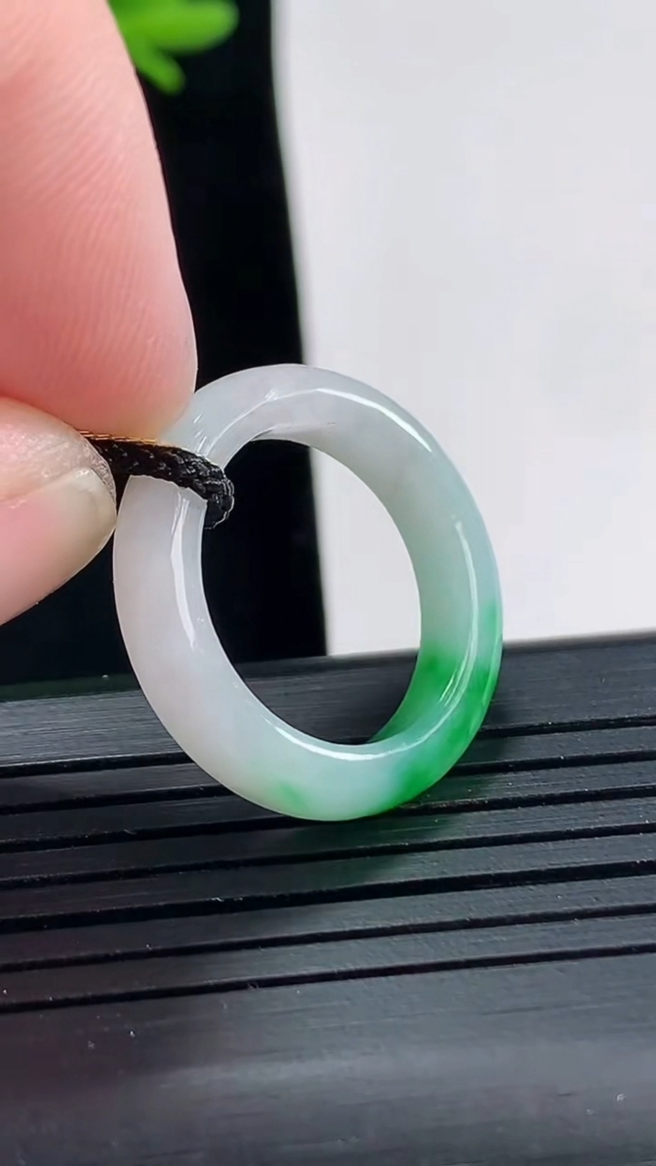 天然A货翡翠玉指环 戒指，尺寸16.3-4.2-3.2重量:2.83g2026年4月27日
工厂直销收藏佳品,种好水足，色泽均匀，有种有色，上手高大气！