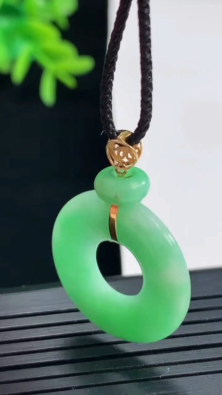 天然A货翡翠平安环吊坠，尺寸24-3.5重量:4.22g
4月27日