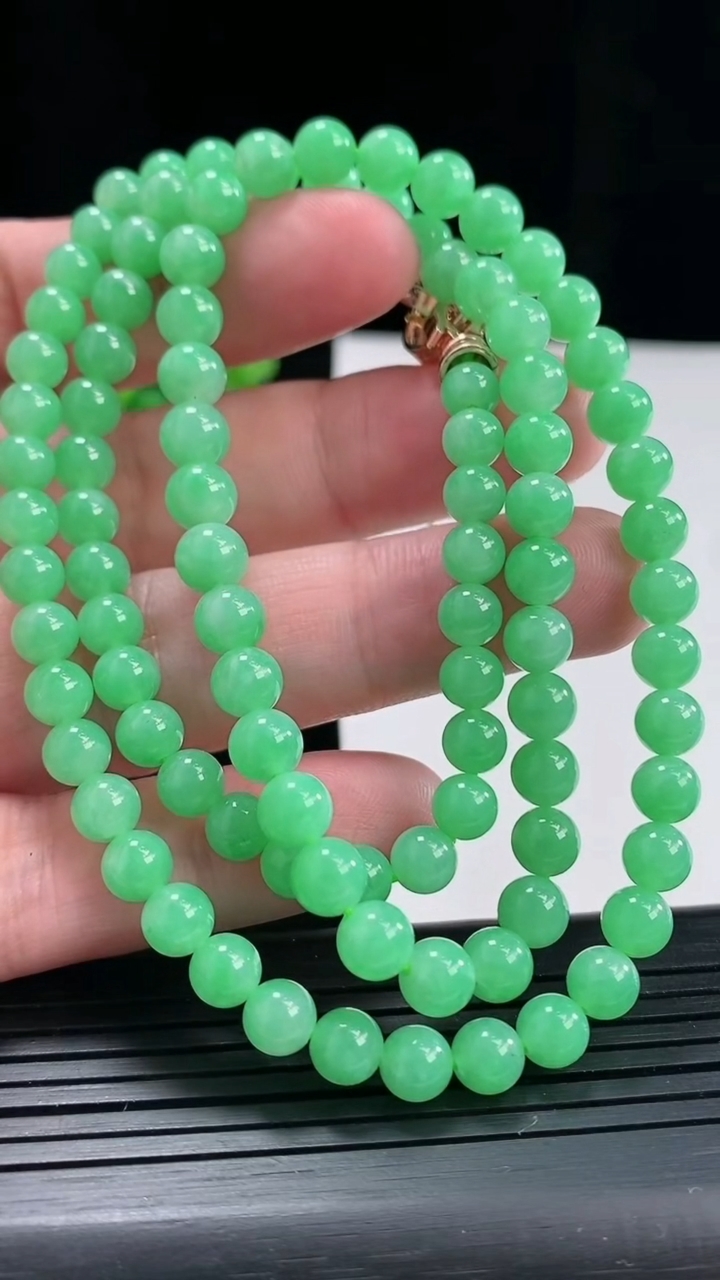 天然A货翡翠圆珠项链，尺寸6.5-100颗重量:37.20g
4月27日