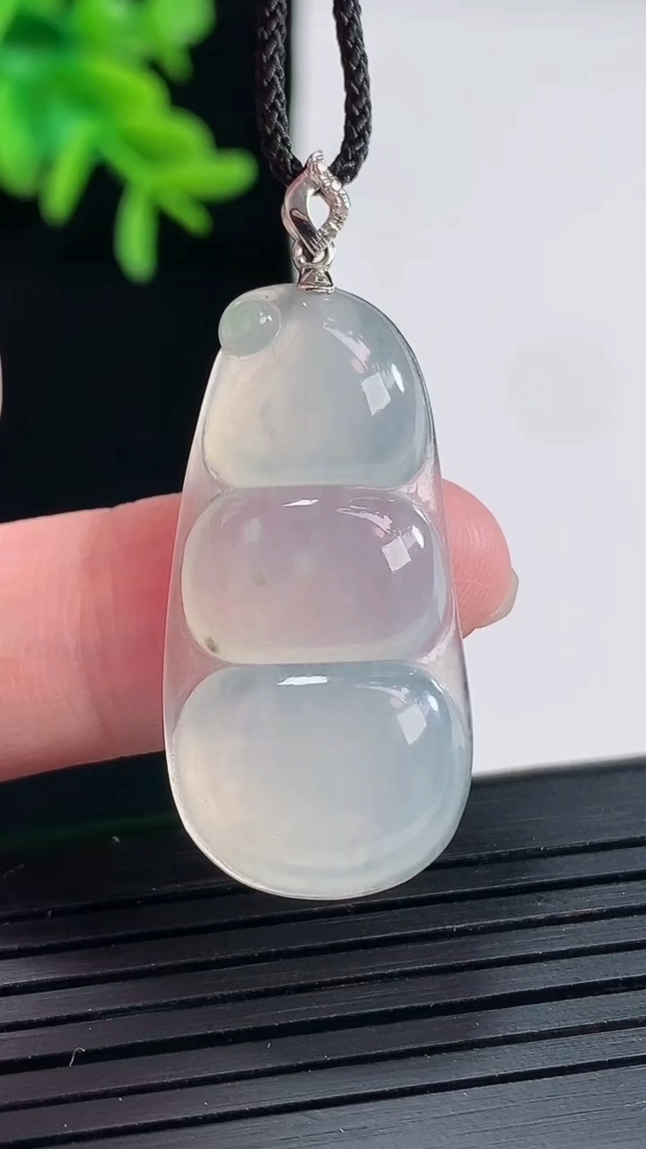 天然A货翡翠种飘花福豆吊坠，尺寸34-16.5-5.2重量:5.98g
4月27日