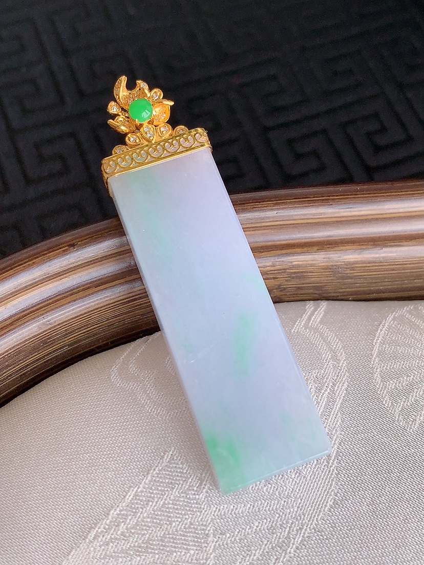 天然A货翡翠18K金镶嵌春带彩紫罗兰飘绿无事牌吊坠  
尺寸48.4-39.5-12.2-6.2mm