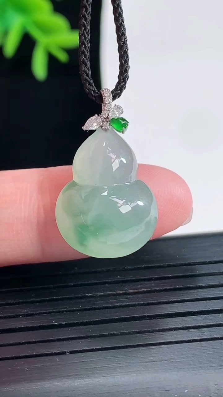 天然A货翡翠种飘花葫芦吊坠，尺寸17.6-15-8重量:3.30g
4月27日