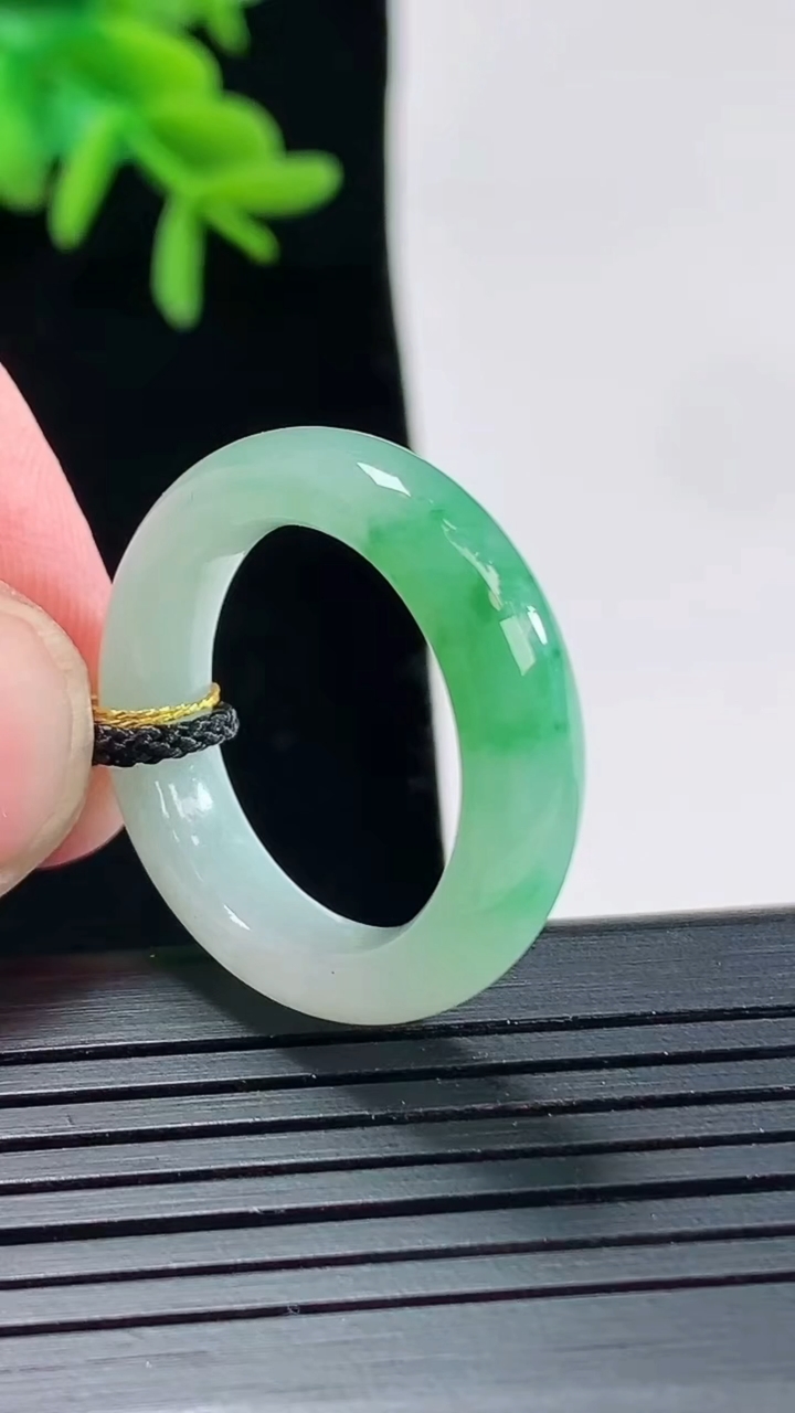天然A货翡翠玉指环 戒指，尺寸18.6-6-4重量:4.93g2026年4月27日
工厂直销收藏佳品