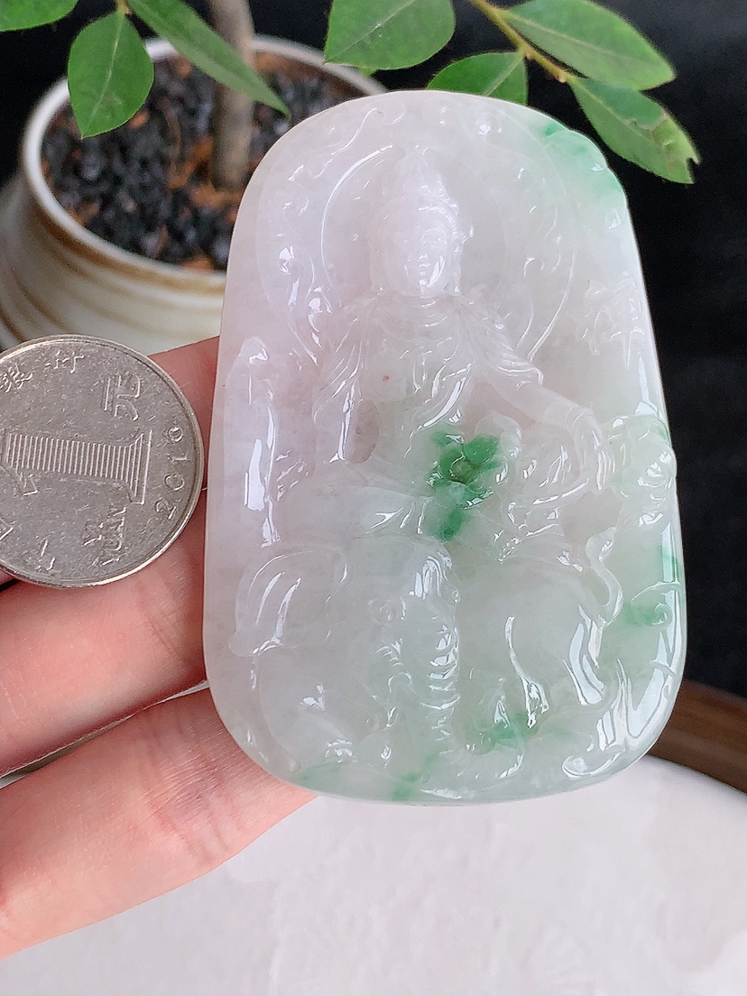 天然A货翡翠飘绿大件普贤菩萨吊坠 
尺寸71.7-46.2-7.5mm 重量57.10g 0426