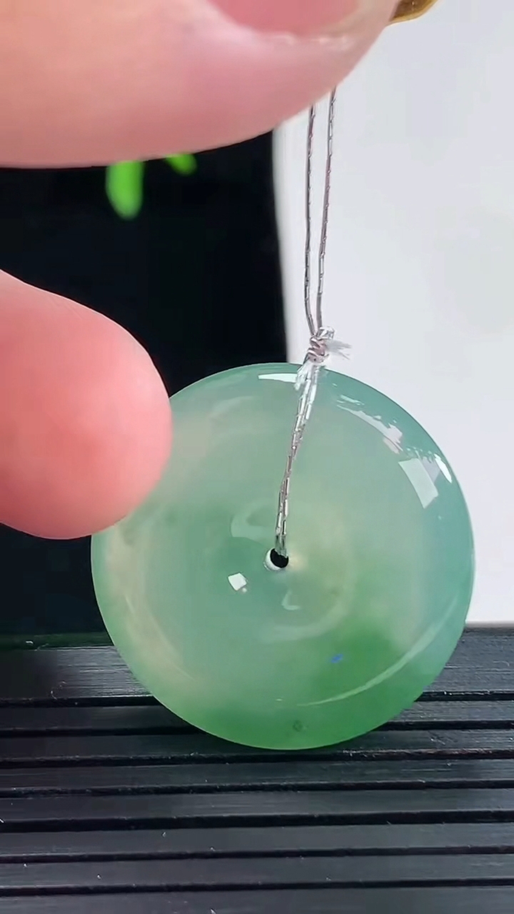 天然A货翡翠平安扣吊坠，尺寸24.5-5.8重量:7.24g
4月27日