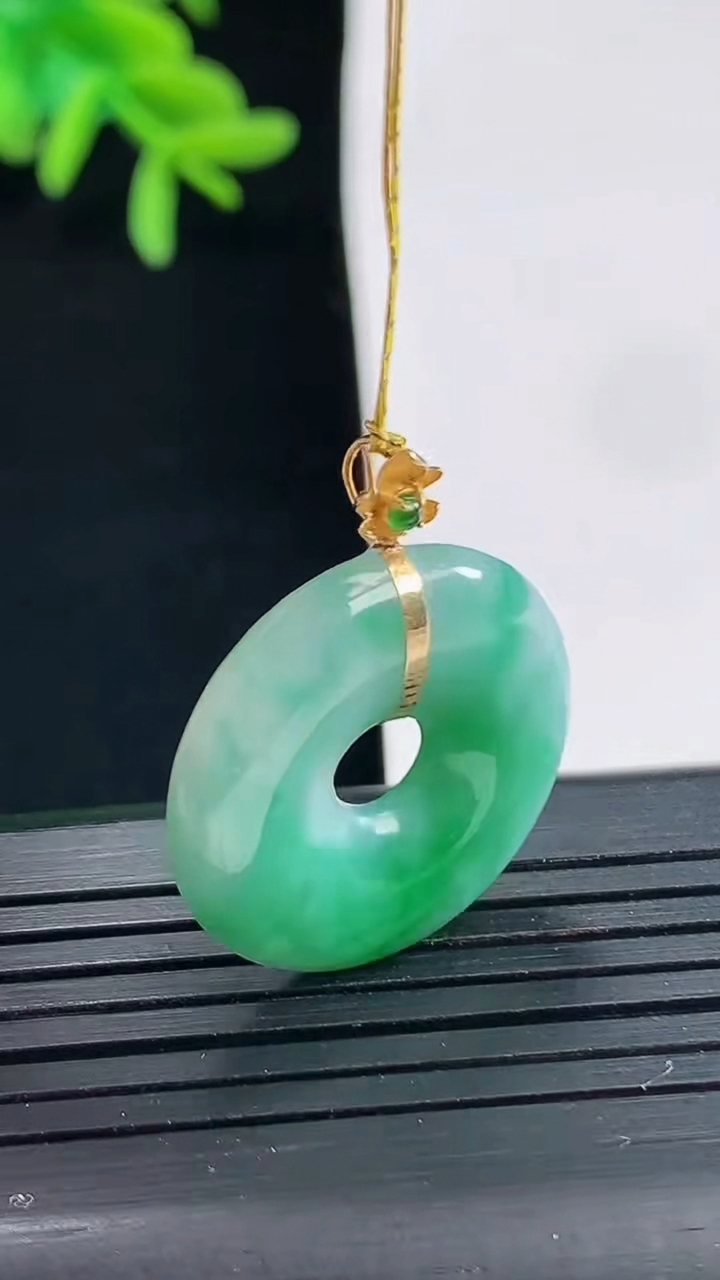 天然A货翡翠平安环吊坠，尺寸22.6-5重量:5.19g
4月27日