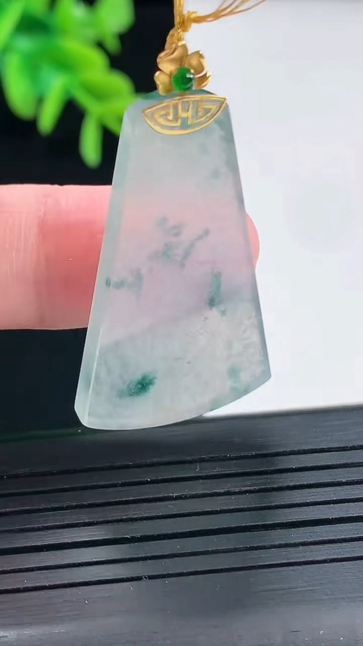 天然A货翡翠18k金飘花无事牌吊坠，尺寸38-21.6-3.3重量:6.66g
4月27日