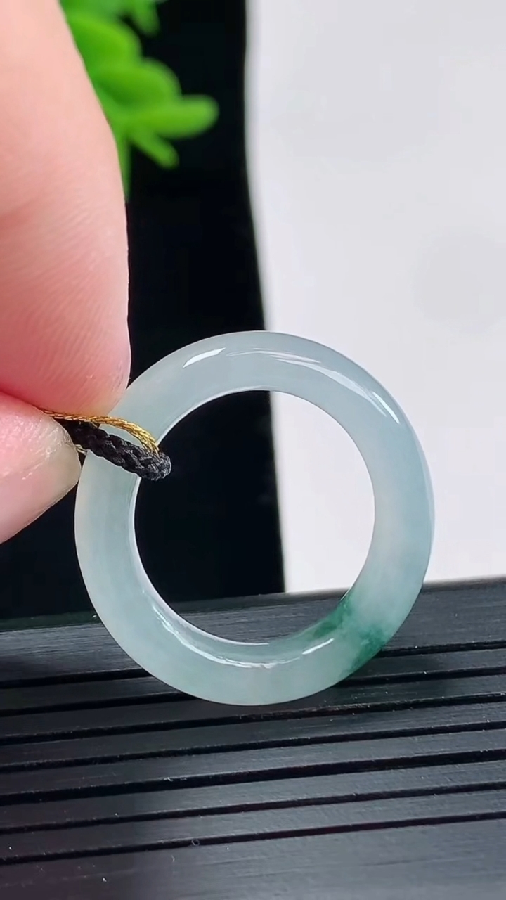 天然A货翡翠飘花玉指环 戒指，尺寸17.5-5.6-4重量:4.37g2026年4月27日
工厂直销收藏佳品,种好水足，色泽均匀，有种有色，上手高大气！