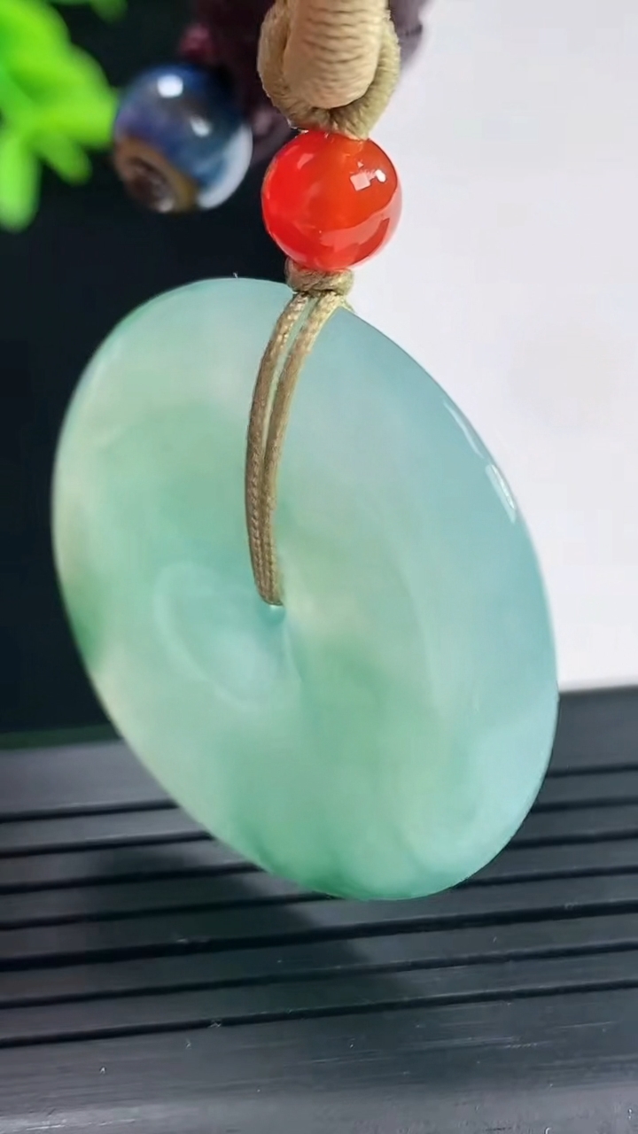 天然A货翡翠飘花平安扣吊坠，尺寸32.6-5.8重量:17.36g
4月27日