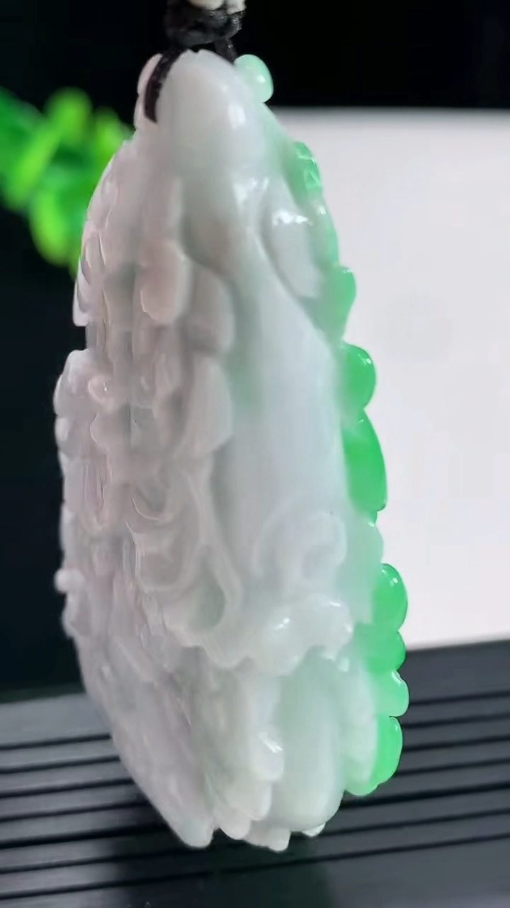 天然A货翡翠白菜吊坠，尺寸57-34-16重量:50.89g
4月27日
