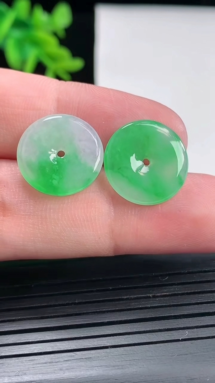 天然A货翡翠平安扣吊坠一对，尺寸15.8-2重量:2.52g
4月27日