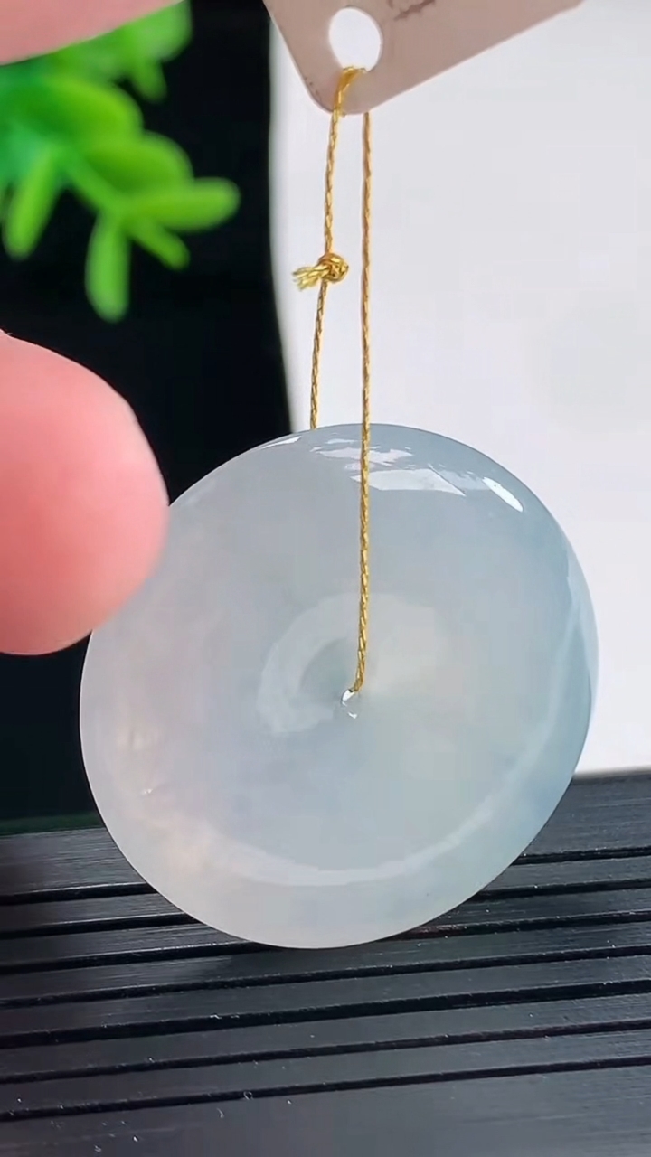 天然A货翡翠冰种飘花平安扣吊坠，尺寸29-6重量:10.81g
4月27日