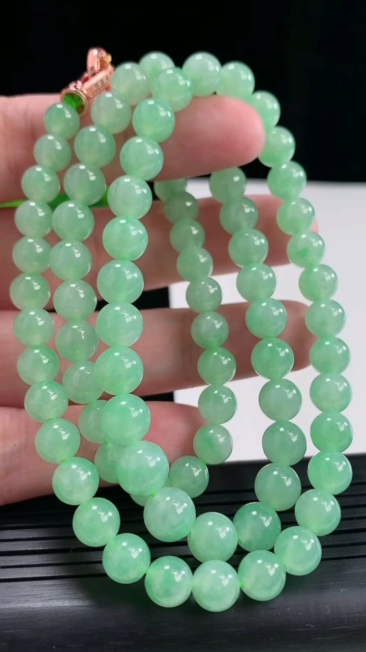 天然A货翡翠圆珠项链，尺寸7.2-81颗重量:58.11g
4月27日