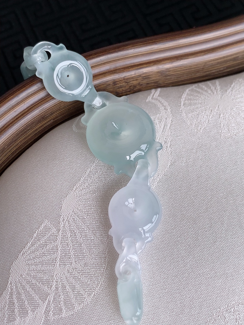 天然A货翡翠白冰白月光平安扣手链 
尺寸18.5-5.8mm 重量12.56g 0426