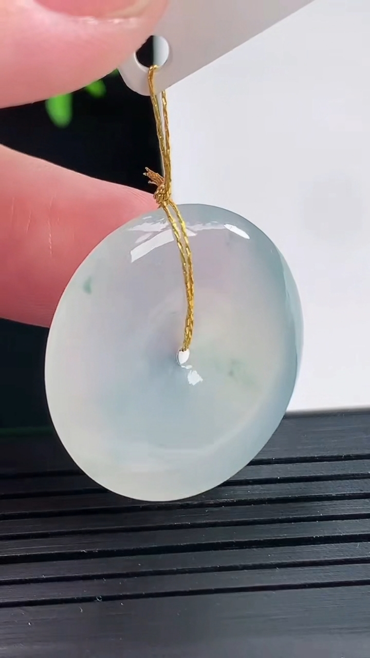 天然A货翡翠冰种飘花平安扣吊坠，尺寸26.6-4.5重量:6.50g
4月27日