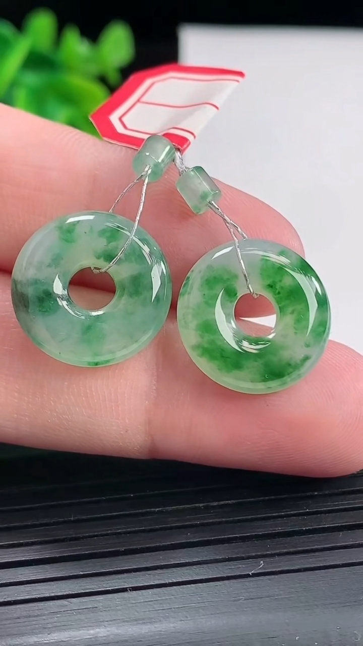 天然A货翡翠飘花子母平安环吊坠一对，尺寸17-3.5重量:4.43g
4月27日