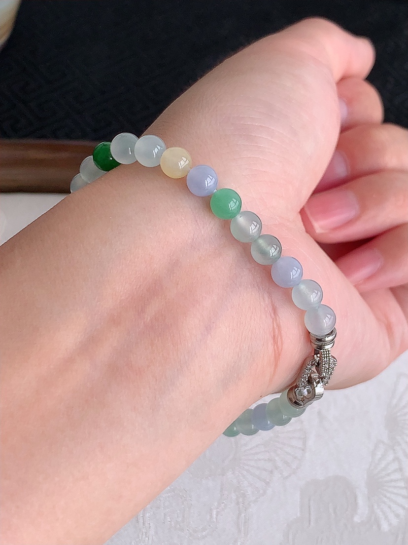 天然A货翡翠多彩圆珠佛珠手串31颗 
尺寸5.4mm 重量10.46g 0426